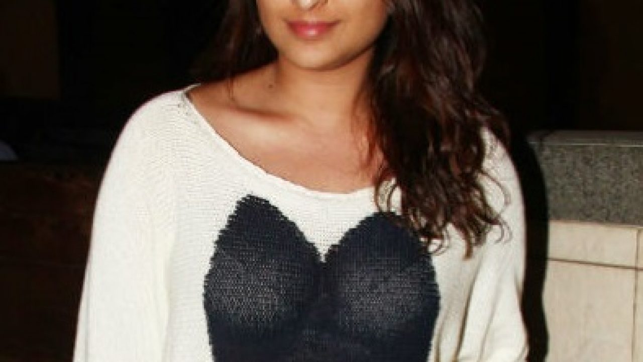 Photos Actress Parineeti Chopra Suffers Wardrobe Malfunction