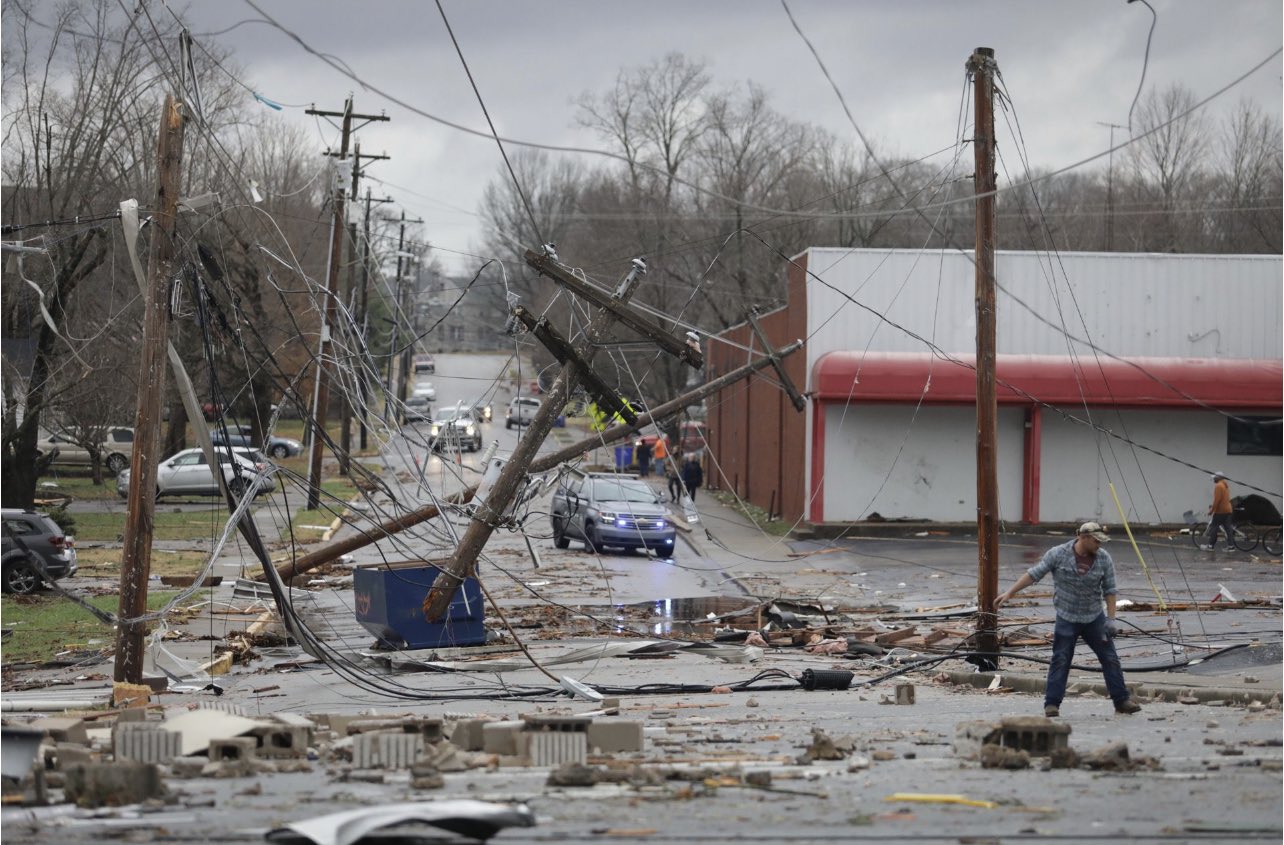 tornadoes hit US states