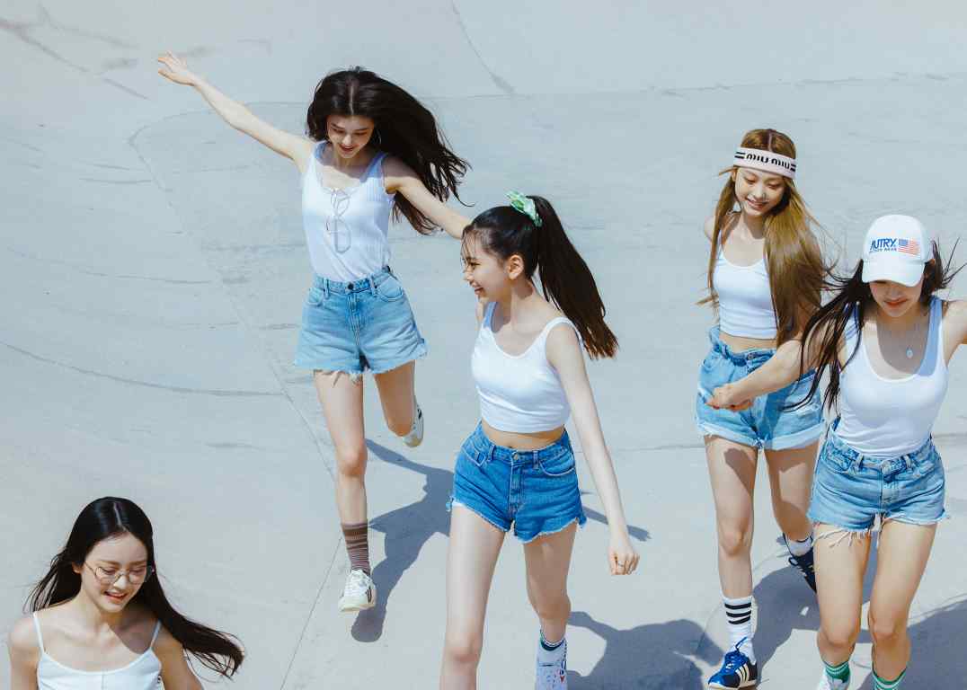 Video ADOR girl group NewJeans releases performance MV for 'Attention'