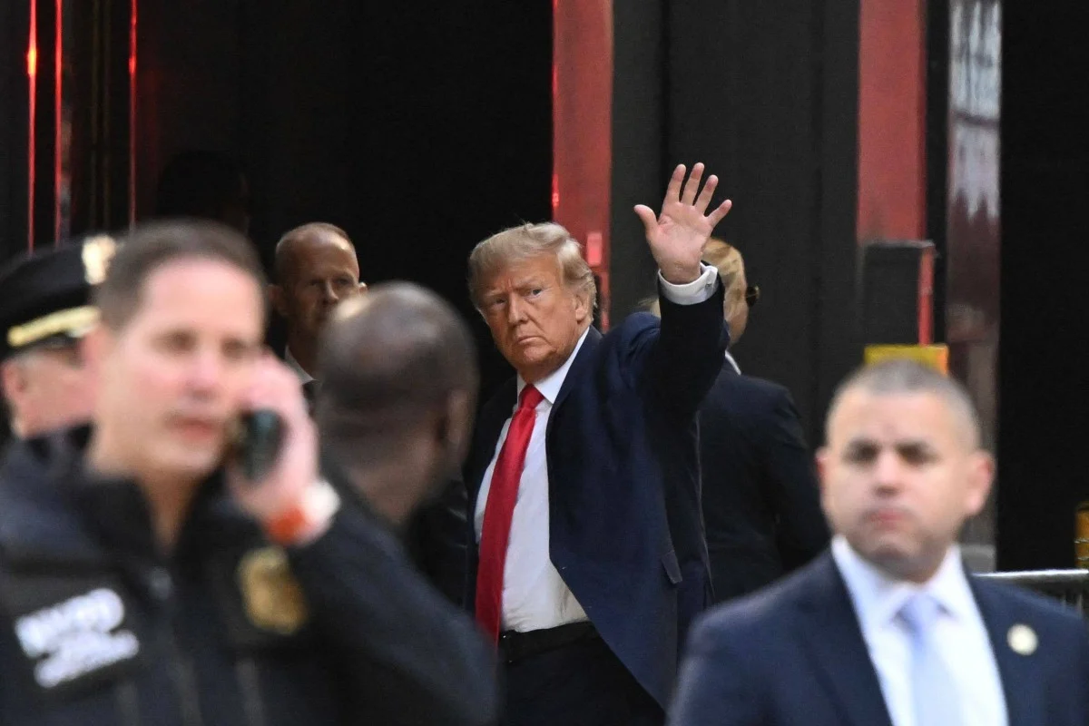 Trumps lands in New York for surrender, opposes TV cameras in court