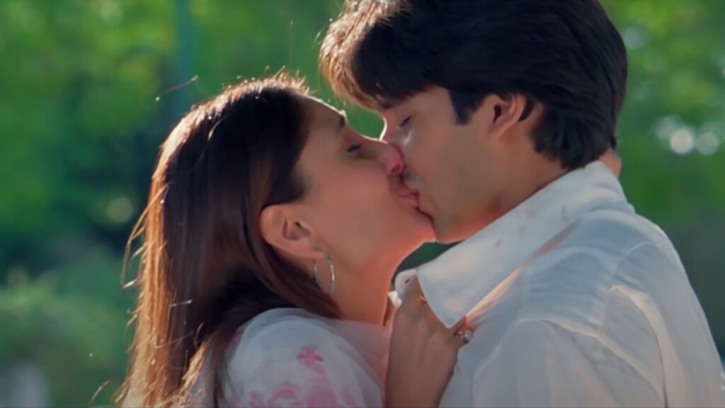 Shahid Kapoor and Kareena Kapoor Kissing