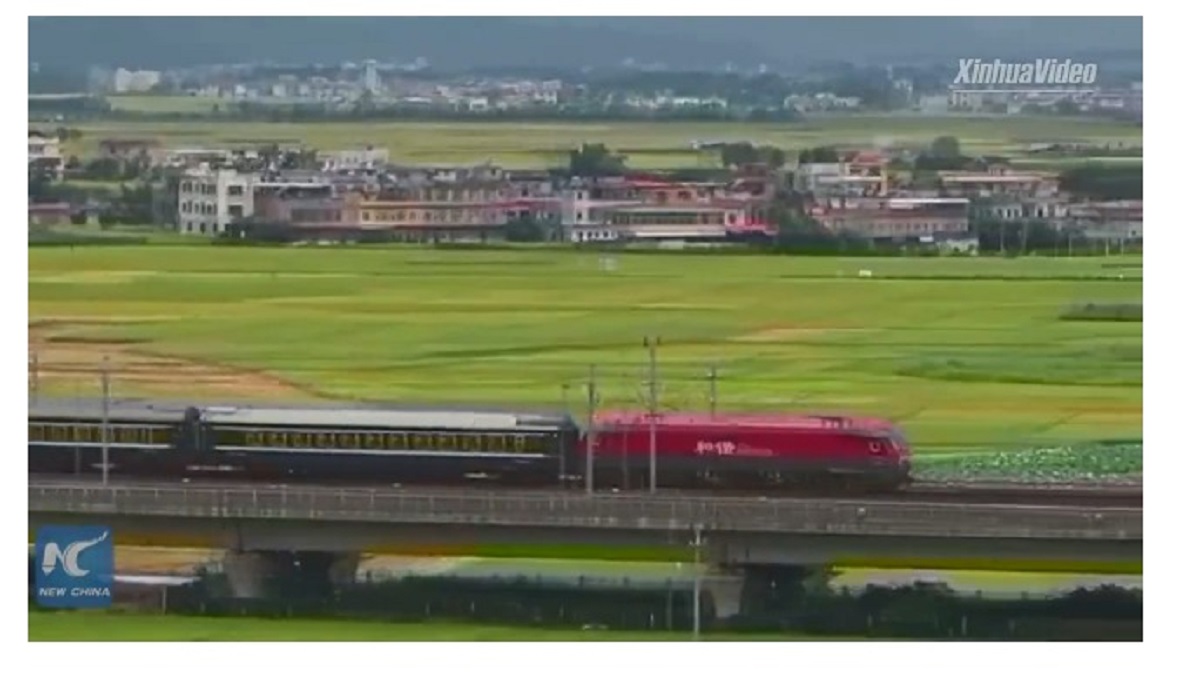 See China's trains zoom past each other at over 300 km/h