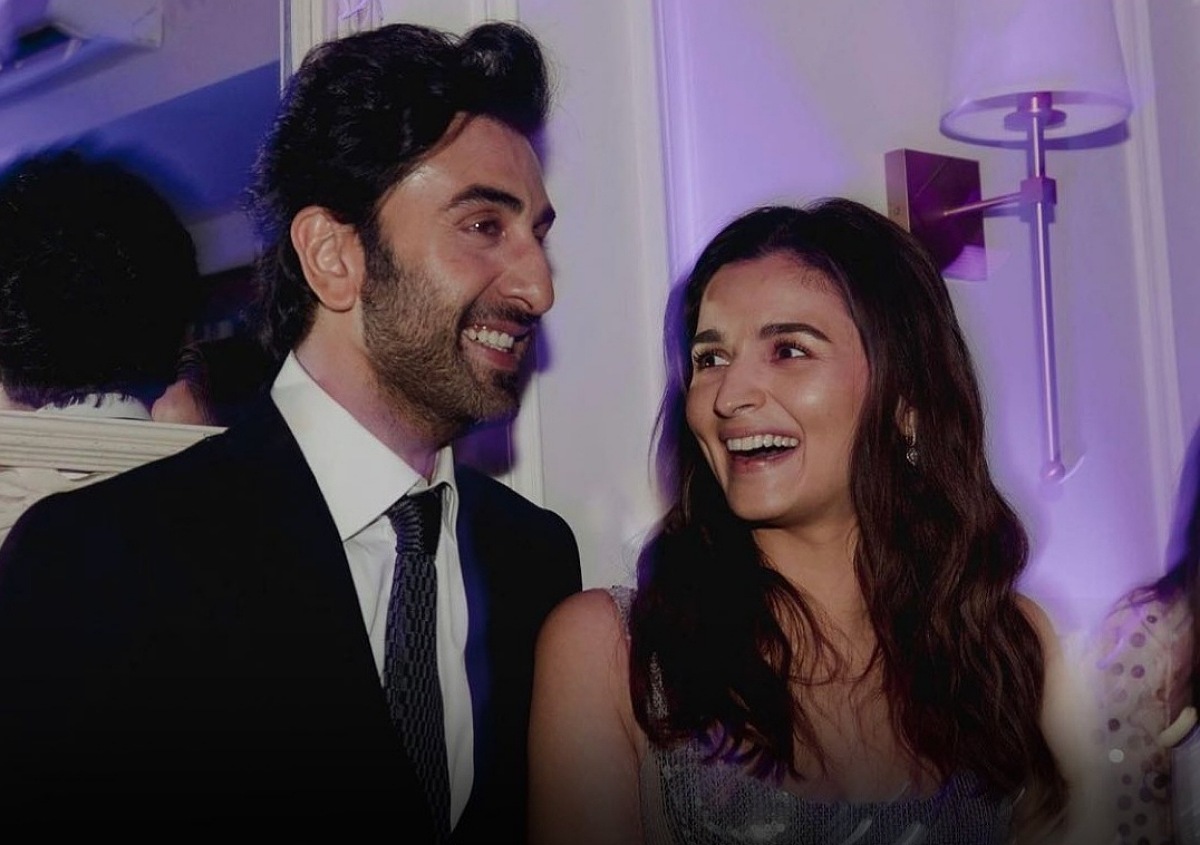 Ranbir Kapoor tells Alia Bhatt to 'wipe off her lipstick', fans calls him red flag