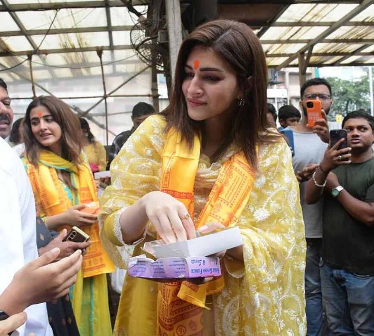Kriti Sanon Graces Siddhivinayak Mandir to Seek Blessings After National Award Win.