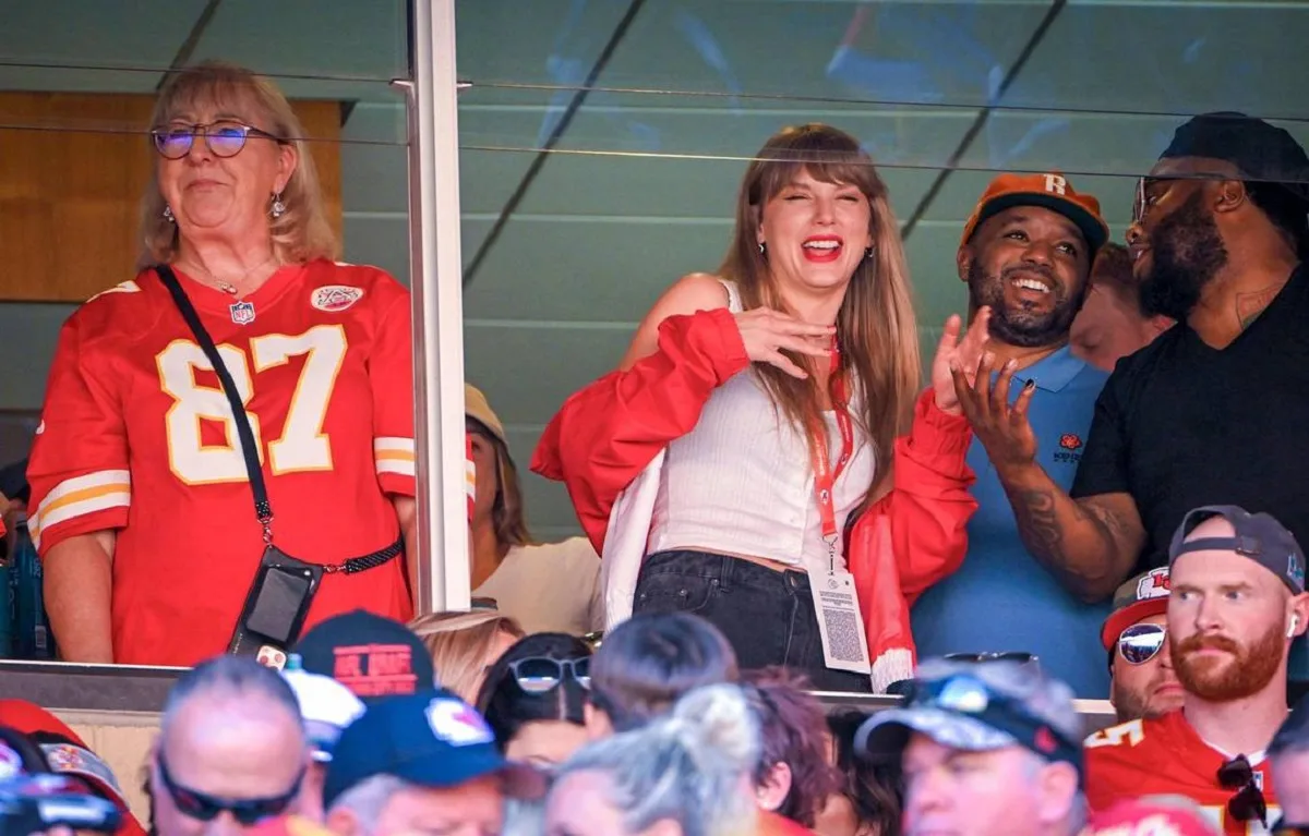 Taylor Swift and Travis Kelce Fuel Romance Rumors with Chiefs-Bears ...