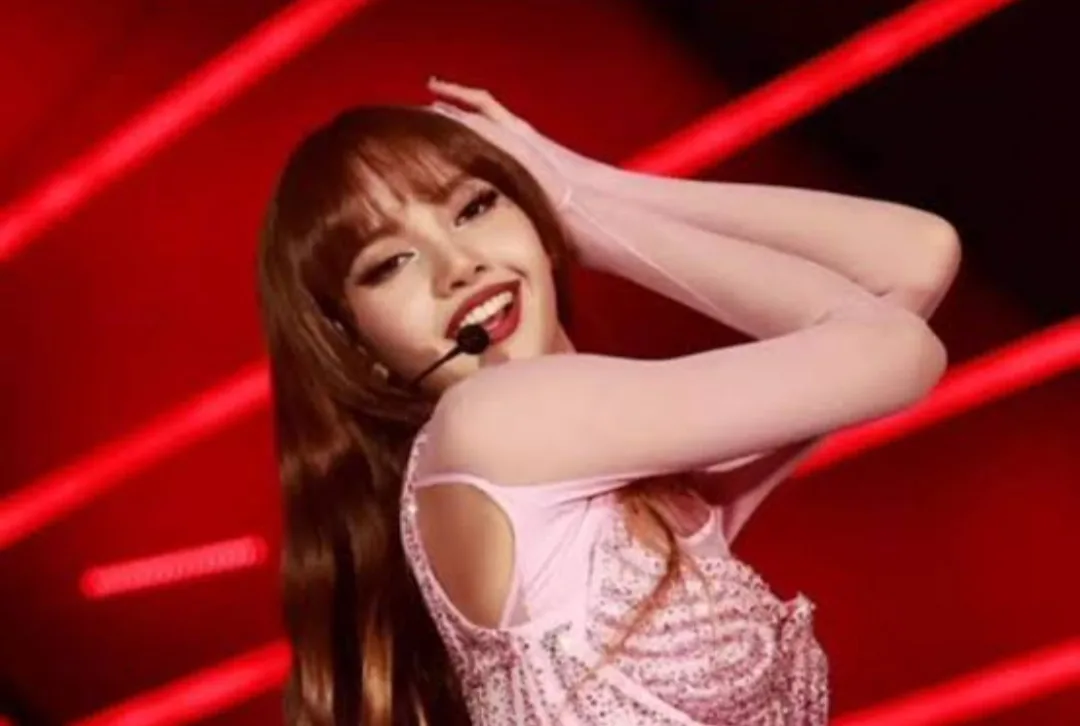 BLACKPINK Lisa Handles Her Wardrobe Malfunction Gracefully; Watch Full Video Here