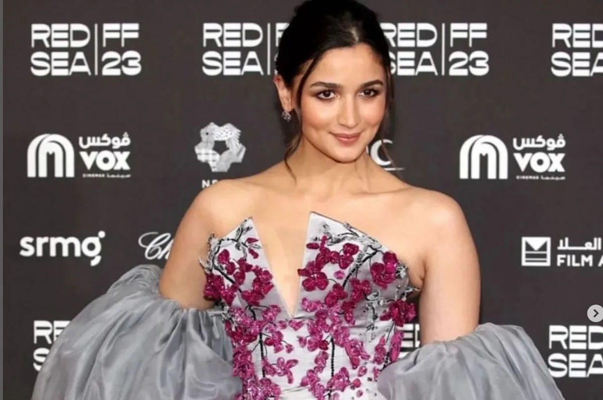 Watch: Alia Bhatt & Pakistani Actress Mahira Khan Shine at Red Sea Film ...