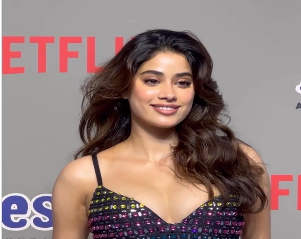 Janhvi Kapoor Flaunts Her Sexy Curves