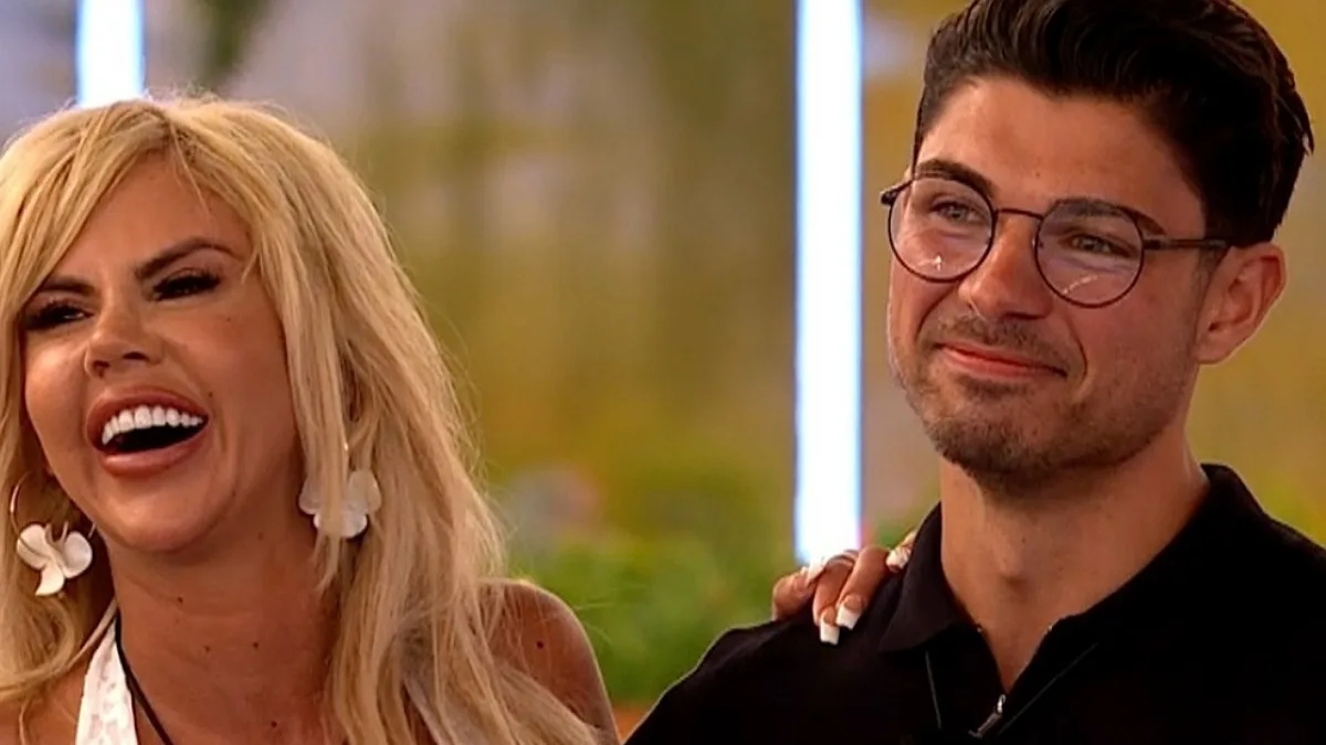 Hannah Elizabeth's Neon Bikini Glow-Up: A Stunning Transformation