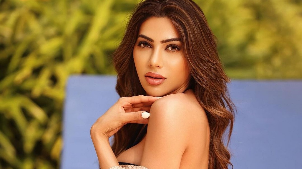 Black Bikini Sizzle: Nikki Tamboli's Poolside Oomph