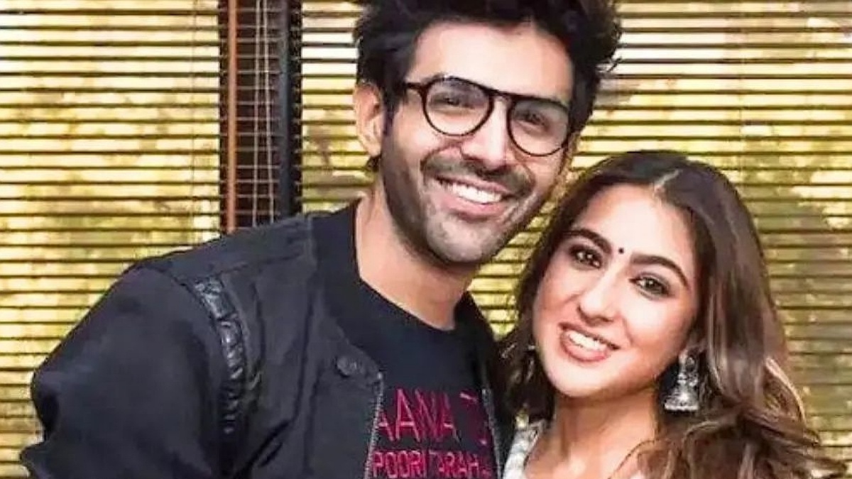 Sara Ali Khan's Airport Kiss & Hug for Ex Kartik Aaryan | Watch