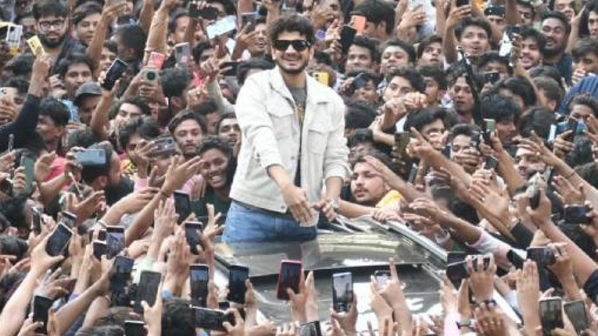 Munawar Faruqui Falls, Mobbed Post Bigg Boss 17 Win: Viral Video