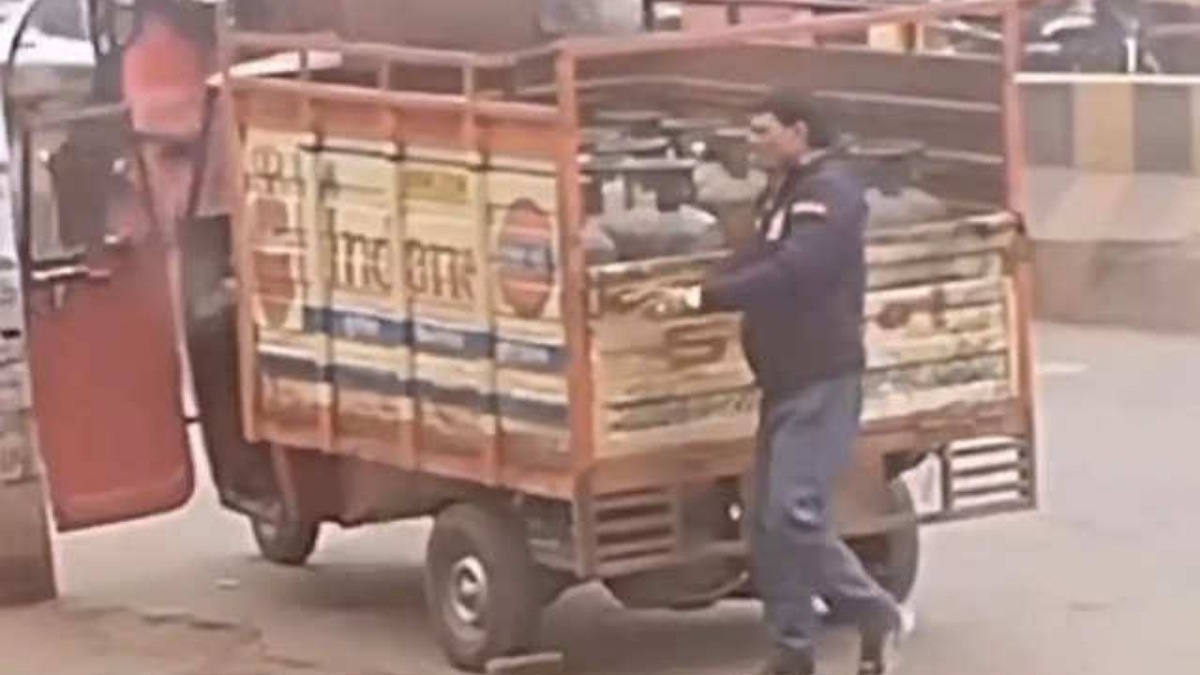 Viral Video: Rinku Singh's Father Goes the Extra Mile Delivering LPG Cylinders