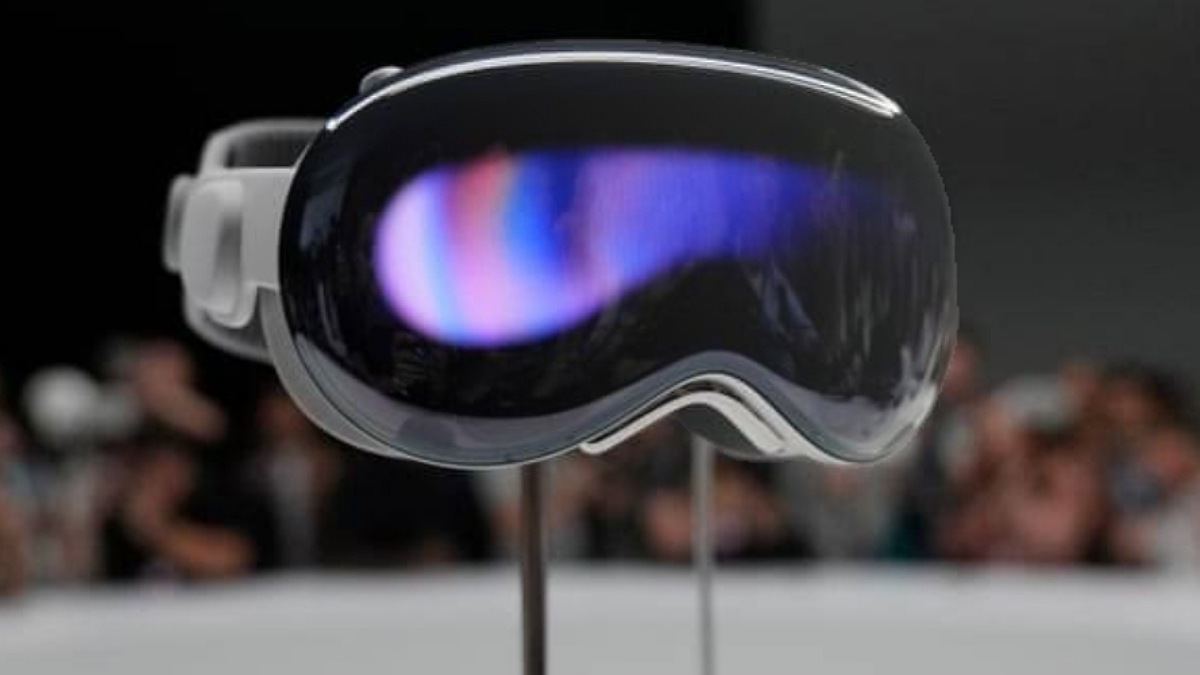 Apple Vision Pro: Concerns Rise Over Absurd Headset Use in UK, US