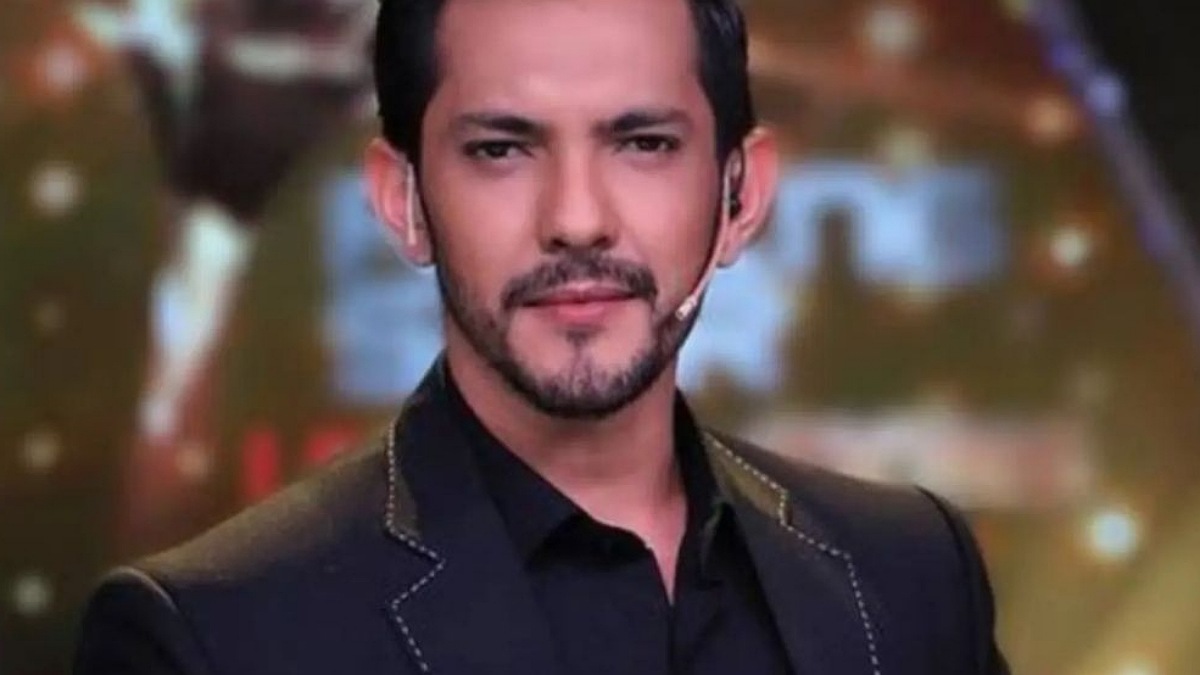 Aditya Narayan's Concert Chaos: Singer Lashes Out, Throws Fan's Phone into Crowd, Video Goes Viral