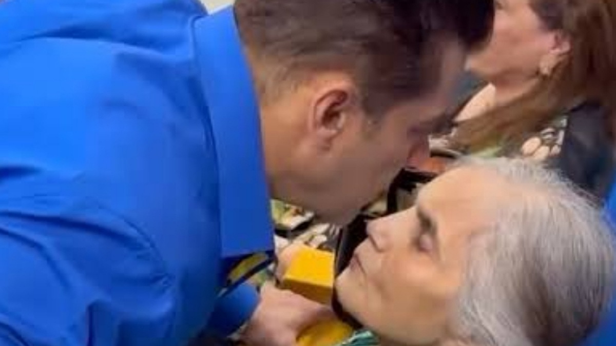 Salman Khan Shares Heartwarming Kiss with Mother Salma Khan at CCL Match
