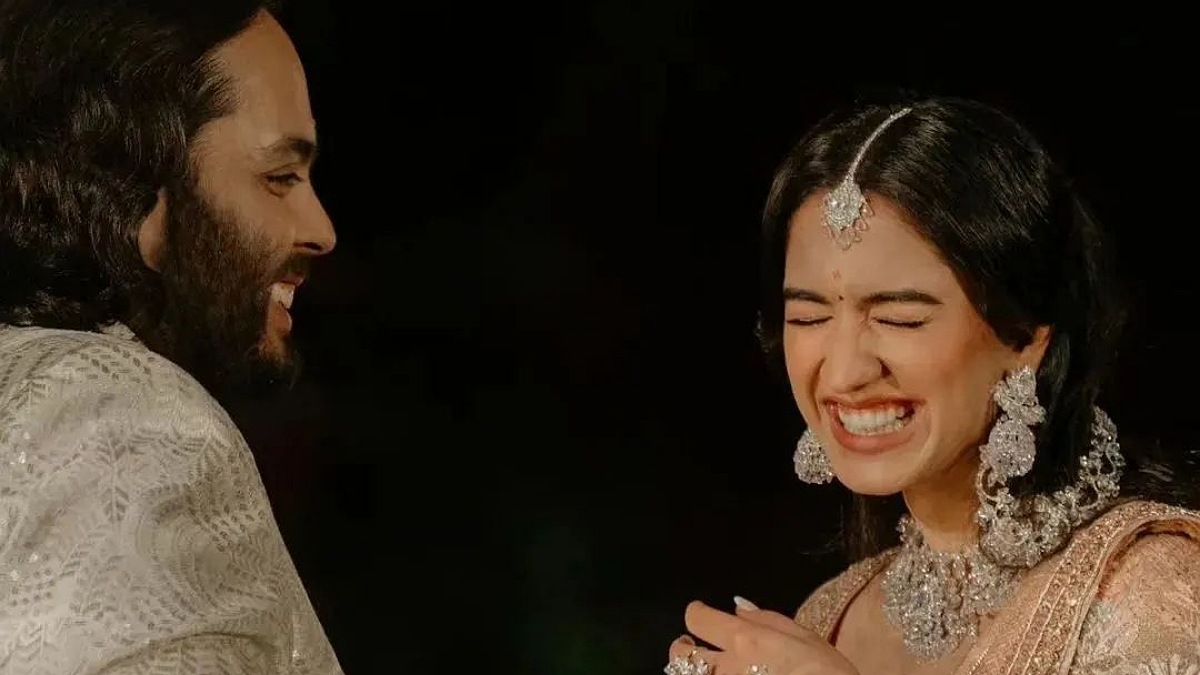 Viral Video: Anant Ambani's Emotional Embrace with Radhika Merchant Moves Mukesh Ambani