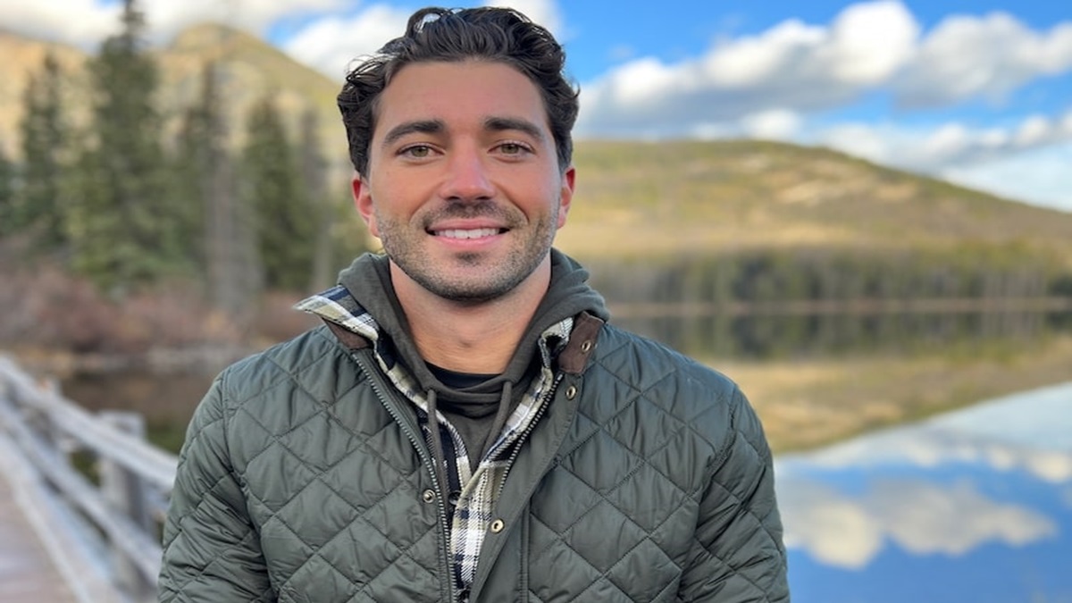 'Bachelor' Star Joey Graziadei Explains His Yellow Eyes