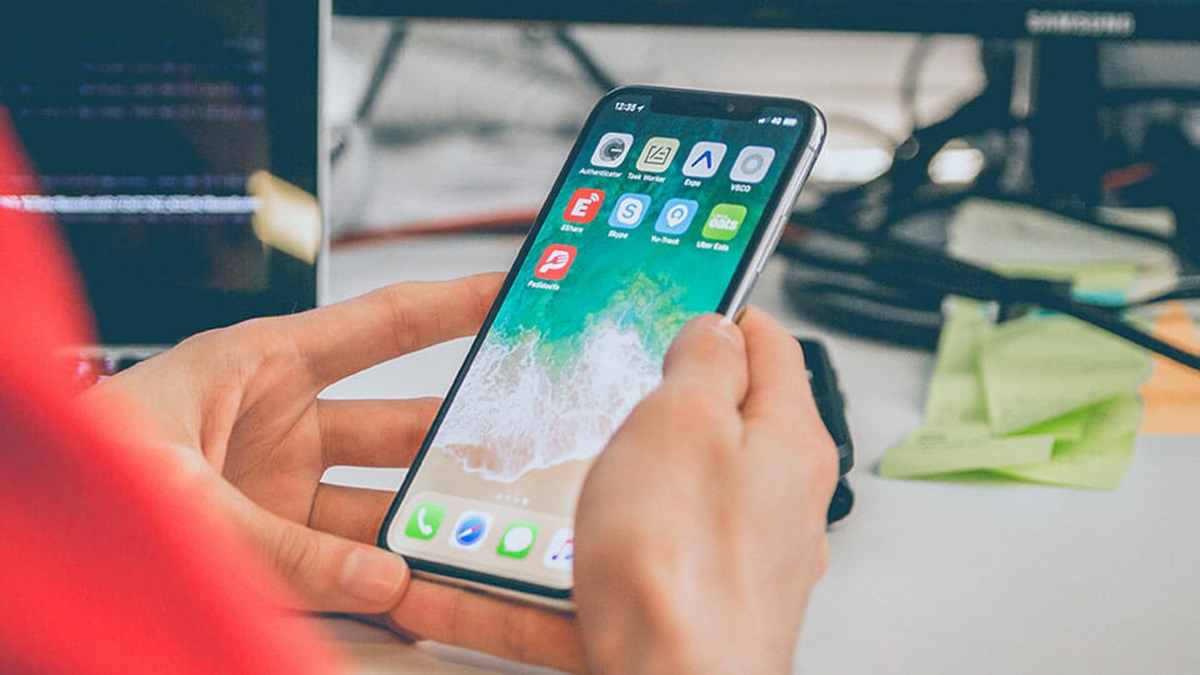 Is the 'iPhone Finger' phenomenon real?; holding an iPhone causes a dent in your finger!