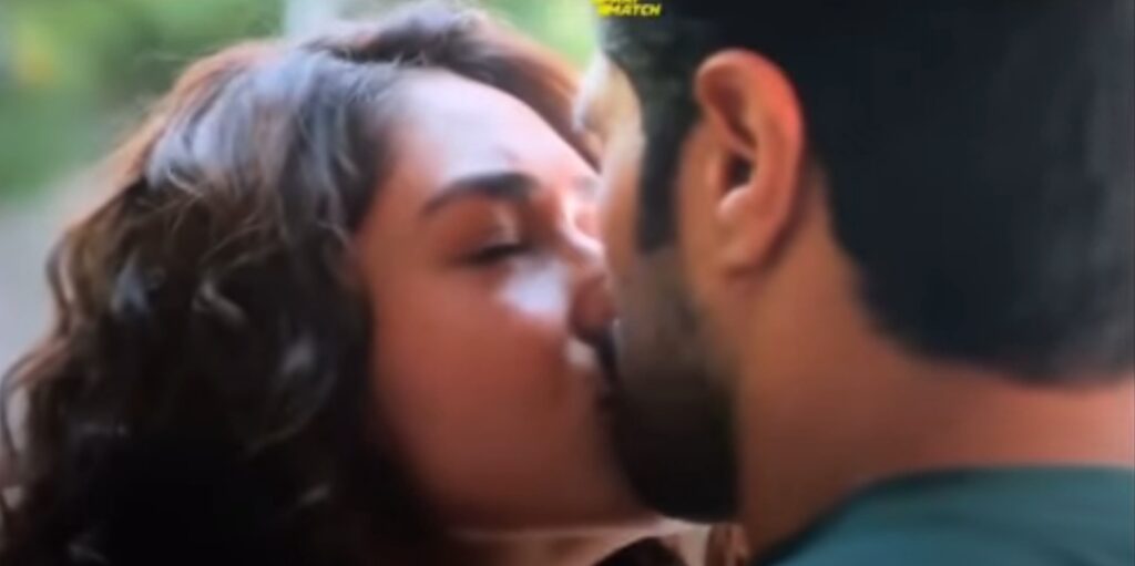 Mrunal thakur kiss vijay devarakonda