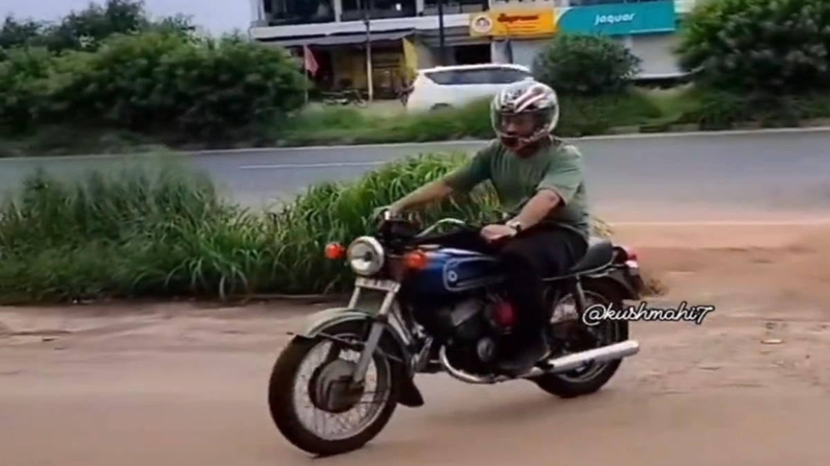 dhoni riding bike
