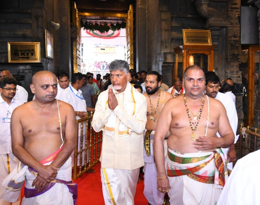  Andhra Pradesh CM Nara Chandrababu Naidu Offers Prayers at Tirupati Temple