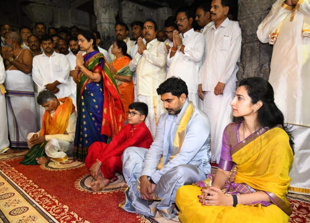 Andhra CM Chandrababu Naidu offers prayers at Tirupati temple

Read more at: https://www.deccanherald.com/india/andhra-pradesh/accompanied-by-family-andhra-cm-chandrababu-naidu-offers-prayers-at-tirupati-temple-3064755