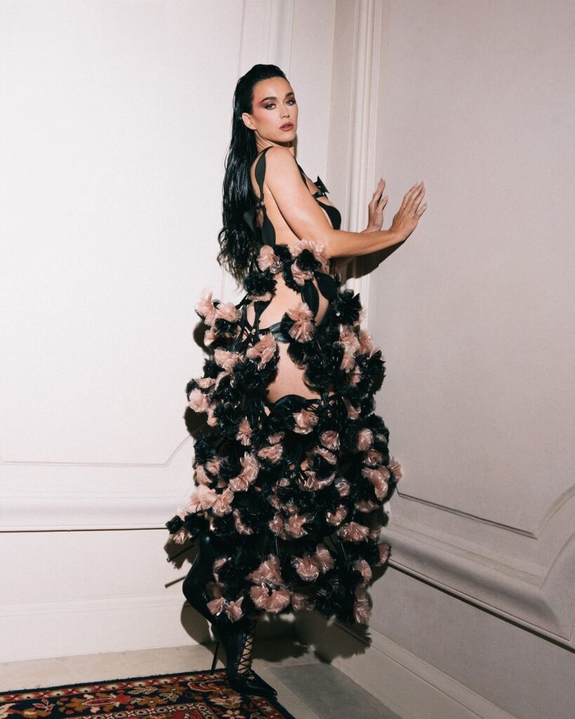  Katy Perry Wears Nearly Naked Gown at Vogue World 