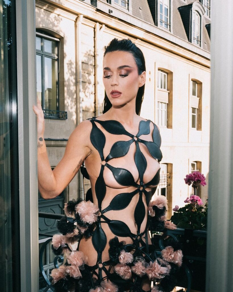  Watch: Katy Perry Wears Nearly Naked Gown at Vogue World: Paris