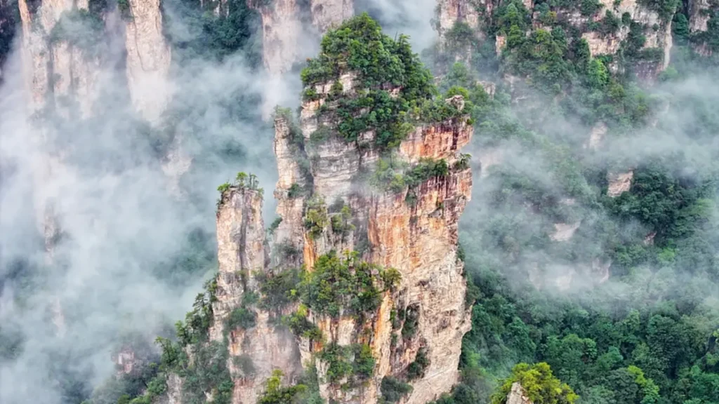  Clouds Create Magical Scene in Zhangjiajie