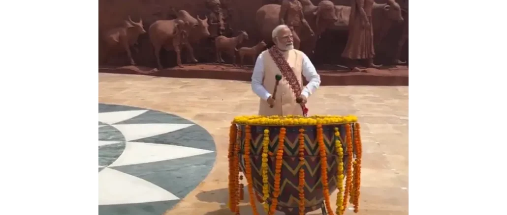 Watch: PM Modi’s Nangara Performance in Washim Video Goes Viral