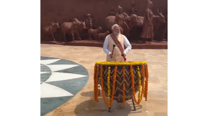 Watch: PM Modi’s Nangara Performance in Washim Video Goes Viral