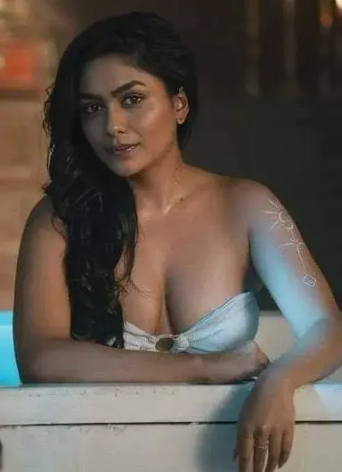 mrunal thakur hot