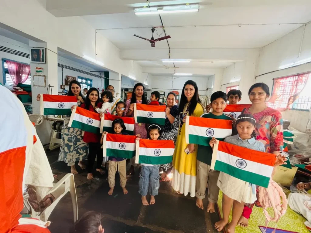 Hubli Knights Ladies Circle 143 Visits National Flag Manufacturing Unit