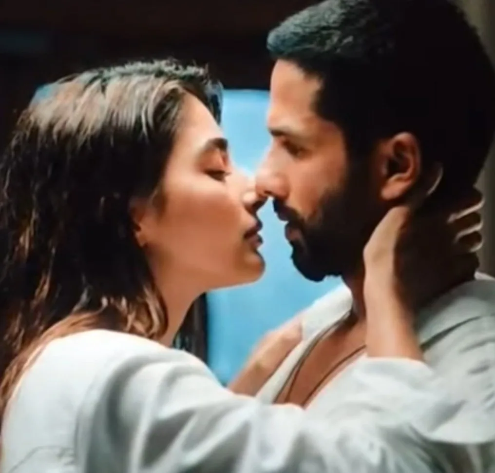 Pooja Hegde and Shahid Kapoor Hot kissing video