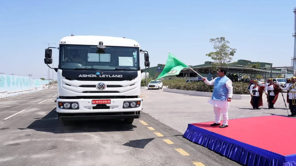 Prahlad Joshi Flags Off Hydrogen-Powered Truck at Reliance’s Jamnagar Facility
