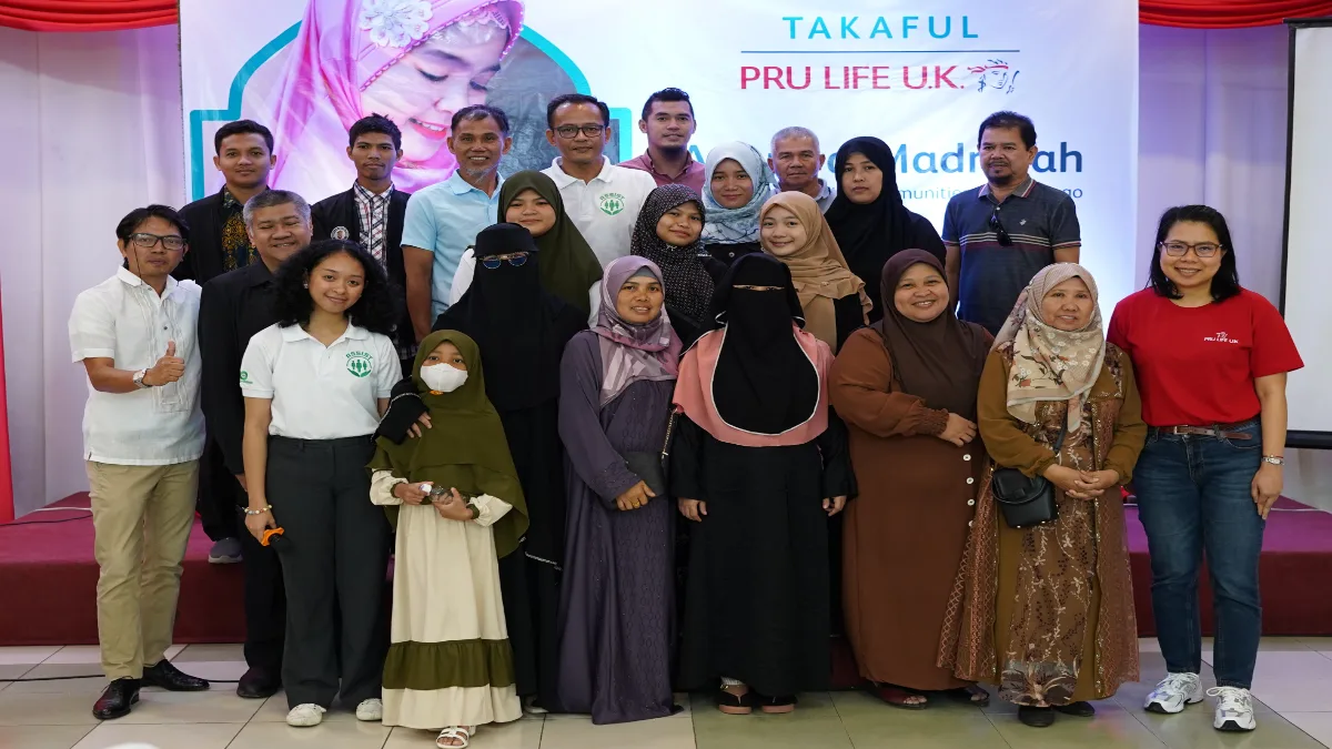 Select madaris leaders, teachers and students with the Pru Life UK and ASSIST teams.