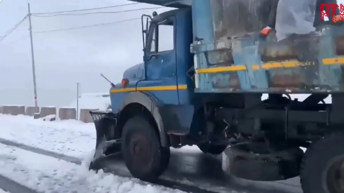 Weather Challenges Snowfall Sparks Urgent Clearance Operations on Nathula-Tsomgo Road