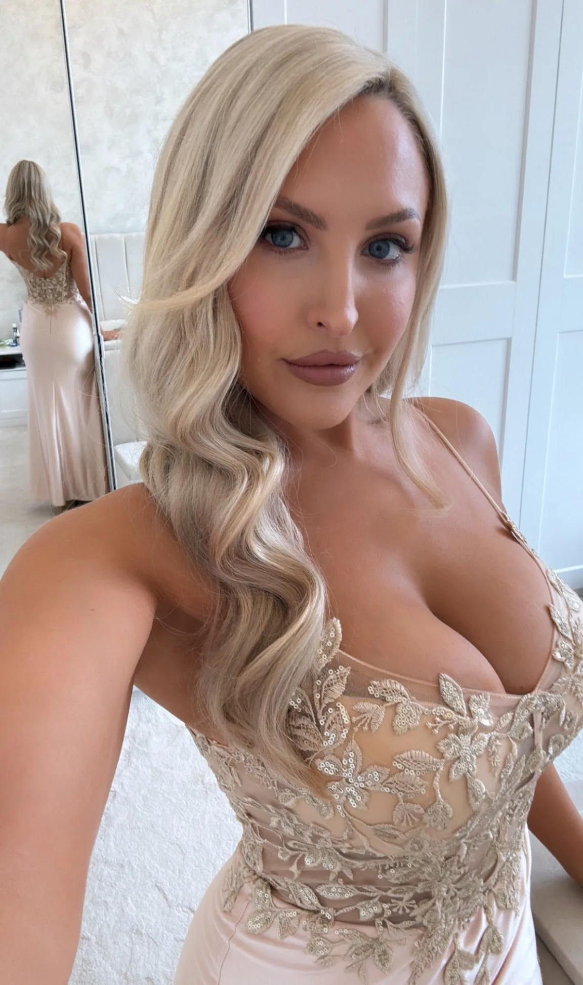 Wind Blows Away Emma Jones’ Hat in Viral York Races Moment—Fans React to Stunning Gown