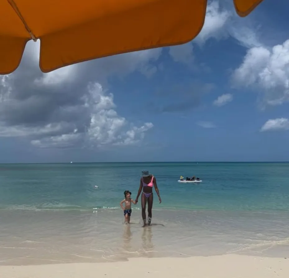 Emily Ratajkowski stuns in a 