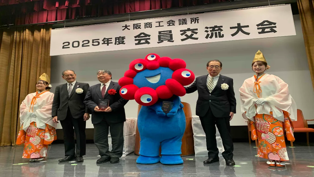 The "Myaku-Myaku" mascot waving at Yumeshima Island during the Expo 2025 Osaka closing ceremony.