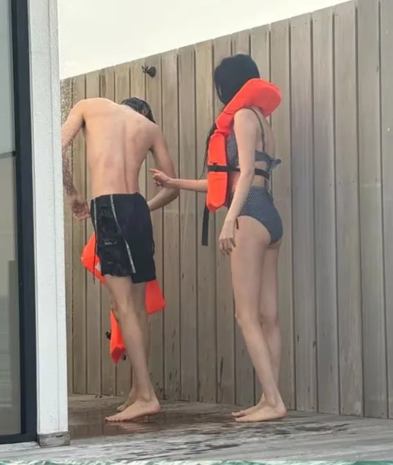 Sunmi's Bikini Reveals 'Ultra-Fine' Legs