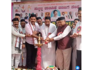 Jagadish Shettar, BY Vijayendra, and Mahesh Tenginkai lighting the lamp at the Banajiga Sangha event in Hubballi.