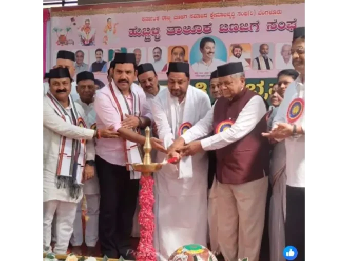 Jagadish Shettar, BY Vijayendra, and Mahesh Tenginkai lighting the lamp at the Banajiga Sangha event in Hubballi.