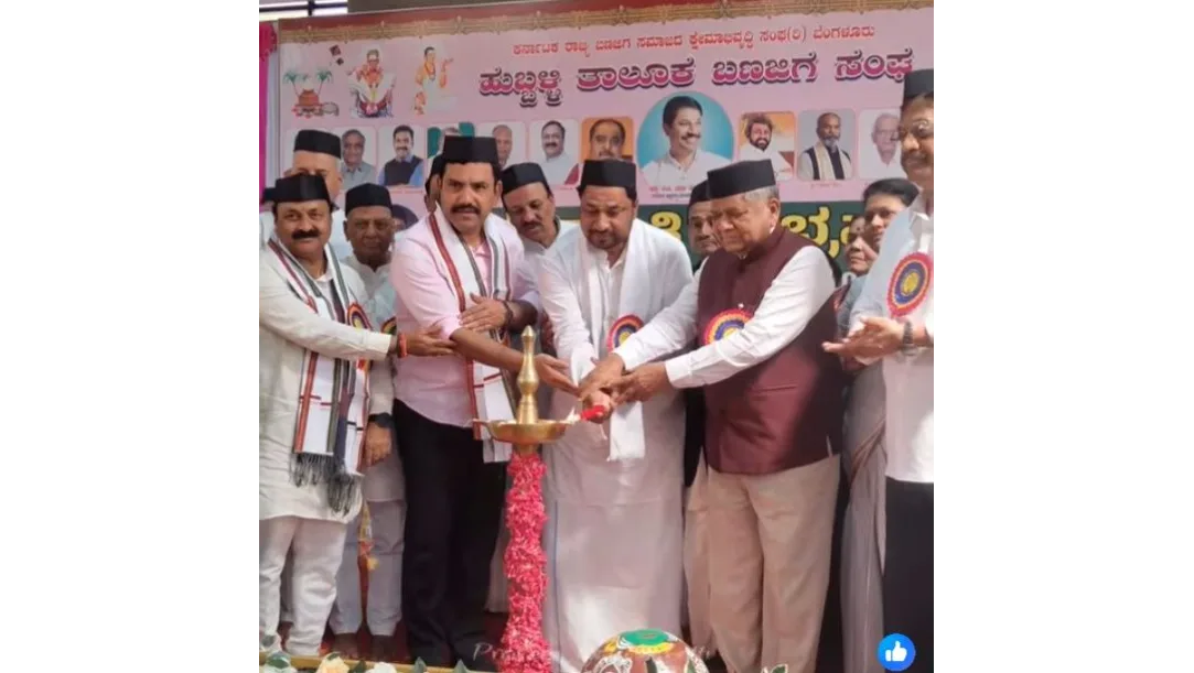 Jagadish Shettar, BY Vijayendra, and Mahesh Tenginkai lighting the lamp at the Banajiga Sangha event in Hubballi.