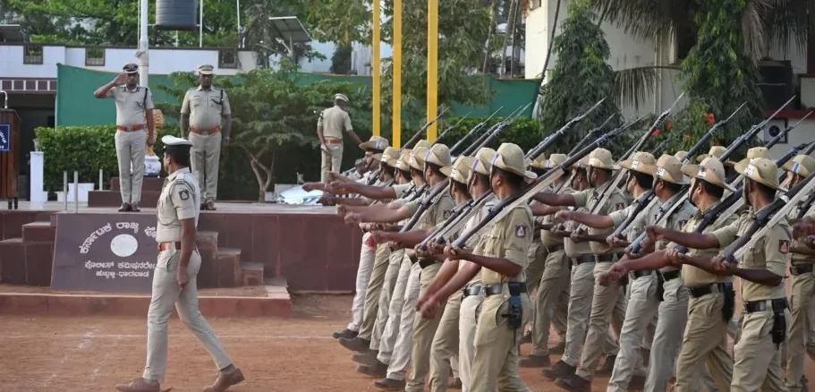 N Shashi Kumar IPS, Hubballi Dharwad Police, Old CAR Grounds, Mahaninga Nandagavi IPS, Weekly Police Parade, Hubballi News.