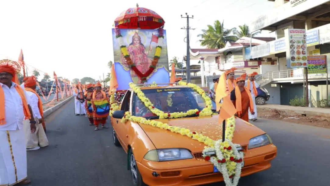 A massive crowd participating in the Hindu Sangama Shobhayatra in Konandur, Thirthahalli, led by MP B.Y. Raghavendra.