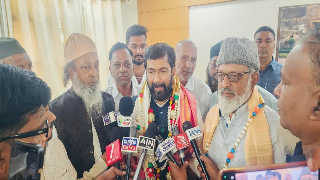 Haj Bhavan Hubli, Kittur Karnataka leaders, Siddaramaiah announcement, Hubli Circuit House, Saleem Ahmed tweet