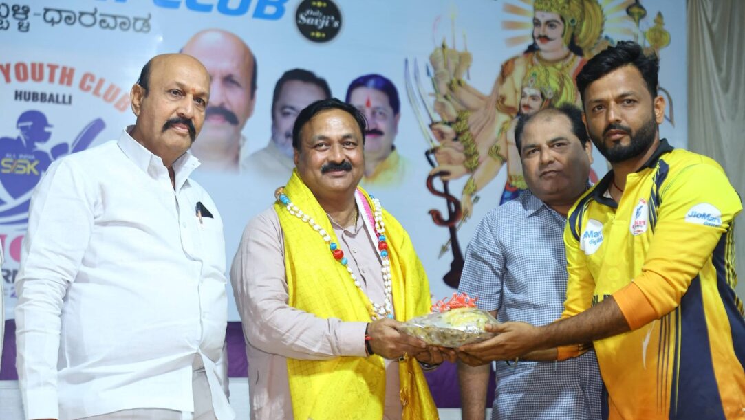 Hubballi MLA Mahesh Tenginakai distributing prizes at Nehru Stadium cricket tournament.