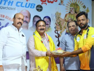 Hubballi MLA Mahesh Tenginakai distributing prizes at Nehru Stadium cricket tournament.